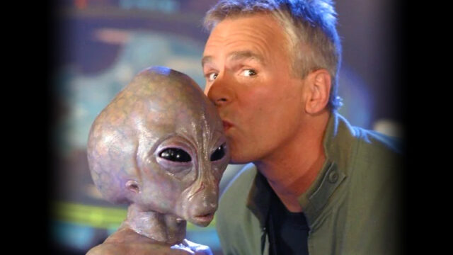 Richard Dean Anderson kisses Thor